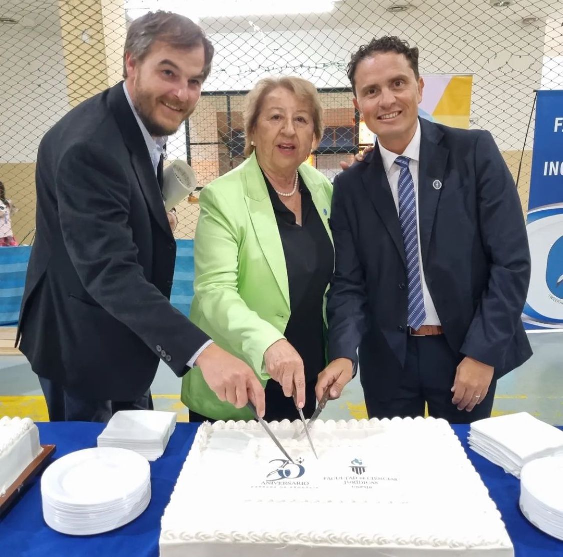 CORTE DE TORTA DE LOS 30 AÑOS DE LA CARRERA DE ABOGACIA EN LA SEDE ESQUEL DE LA UNPSJB.